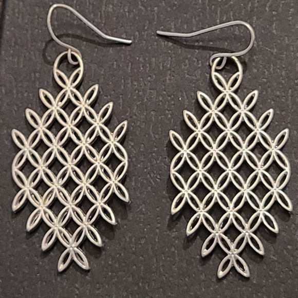RHOMBUS SHAPED MESH SILVER PLATED GEOMETRICAL SHAPED EARRINGS - Picture 2 of 7